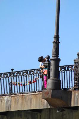 Tejiendo la Ciudad en el Puente de Triana. Sevilla Octubre 2013