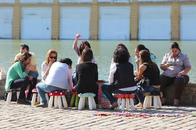 Tejiendo la Ciudad en el Puente de Triana. Sevilla Octubre 2013