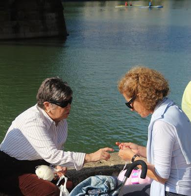 Tejiendo la Ciudad en el Puente de Triana. Sevilla Octubre 2013