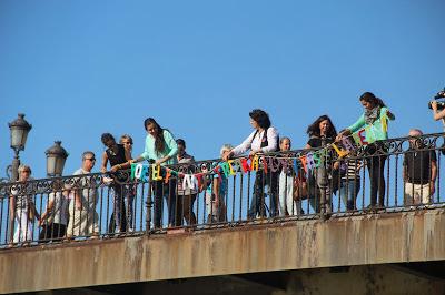 Tejiendo la Ciudad en el Puente de Triana. Sevilla Octubre 2013