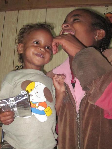 Ruzya con su madre Abusha. Iñaki Alegria. Etiopía. Niños. Desnutrición. Marasmo