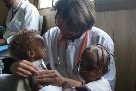 Alimentando a Ruziya. Iñaki Alegria. Etiopía. Niños. Desnutrición. Marasmo