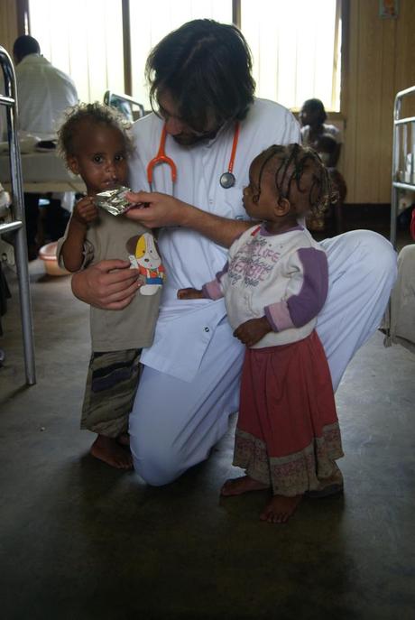 Alimentando a Ruziya. Iñaki Alegria. Etiopía. Niños. Desnutrición. Marasmo