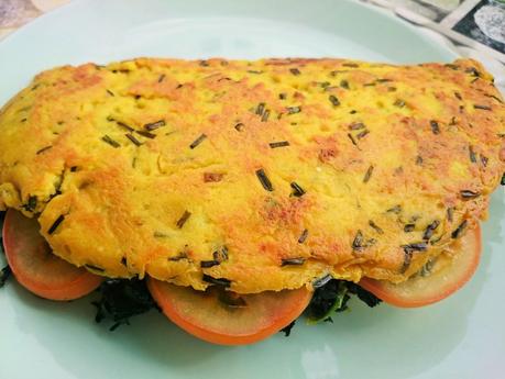 Tortilla francesa vegana rellena de espinacas
