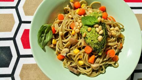 Espaguetis con pesto de brócoli y piñones