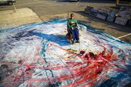 Mattia Luparia, artista que pinta con un pincel en su silla de ruedas