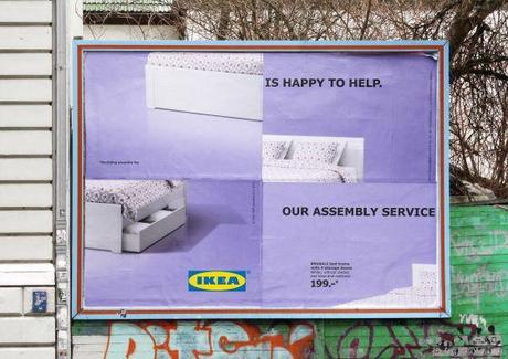 IKEA desordena sus vallas publicitarias para informar de sus servicios de ayuda