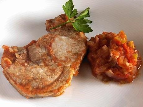 Chuletas de cerdo al horno con tomate
