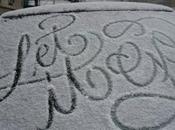 artista dibujaba tipografías sobre coches nevados Nueva York