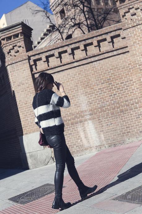 street style barbara crespo she inside sweater black and white the corner boots fashion blogger outfit blog de moda