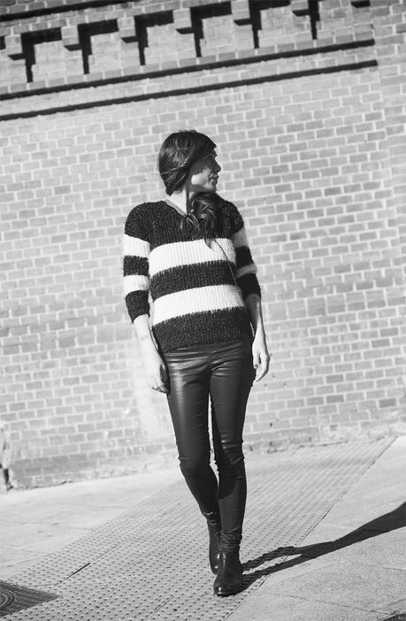street style barbara crespo she inside sweater black and white the corner boots fashion blogger outfit blog de moda