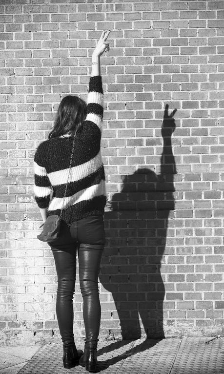 street style barbara crespo she inside sweater black and white the corner boots fashion blogger outfit blog de moda