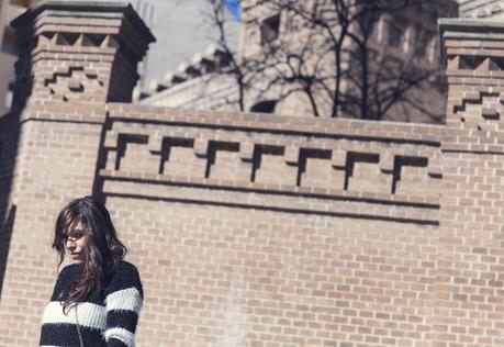 street style barbara crespo she inside sweater black and white the corner boots fashion blogger outfit blog de moda