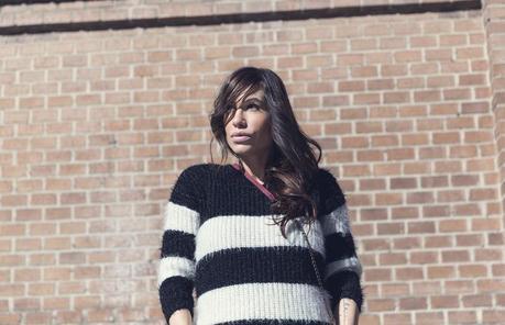 street style barbara crespo she inside sweater black and white the corner boots fashion blogger outfit blog de moda