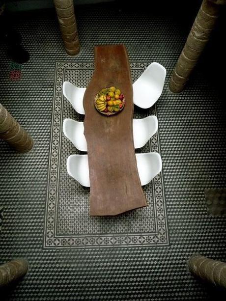 Patio Comedor con Mosaico Hidráulico y Mesa Orgánica