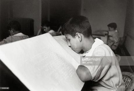 Niño italiano ciego leyendo braille con los labios. 1945. Foto Slim Aarons