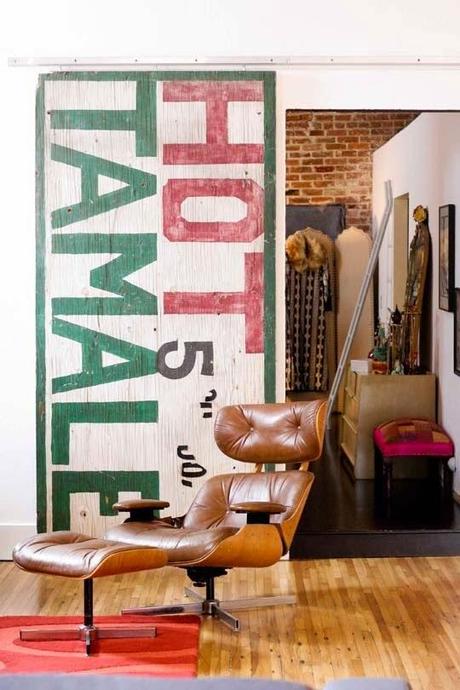 Cómo dar un toque industrial a la decoración con carteles publicitarios