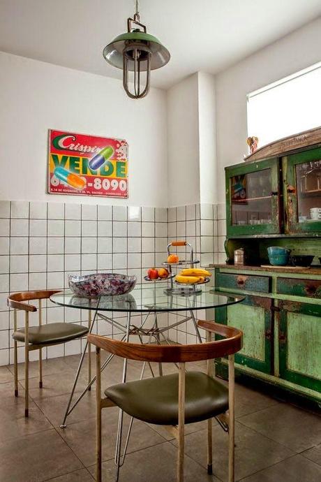 Cómo dar un toque industrial a la decoración con carteles publicitarios