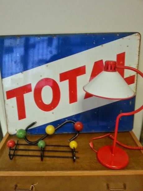 Cómo dar un toque industrial a la decoración con carteles publicitarios