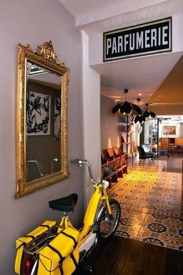 Cómo dar un toque industrial a la decoración con carteles publicitarios