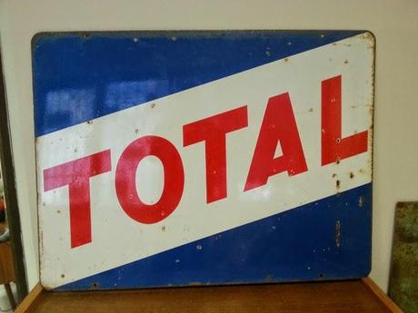 Cómo dar un toque industrial a la decoración con carteles publicitarios