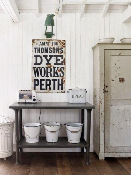 Cómo dar un toque industrial a la decoración con carteles publicitarios