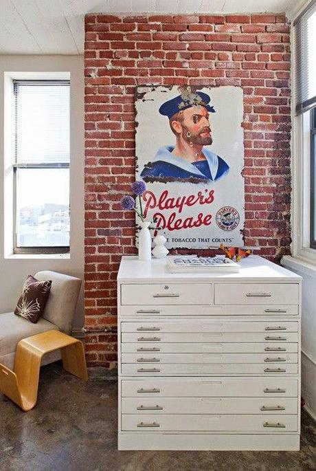 Cómo dar un toque industrial a la decoración con carteles publicitarios