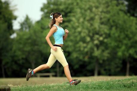 Una mujer practica 'footing' en el parque.