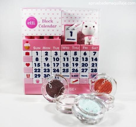 Contenido de la Pink Box Arctic Aurora de Etude House con el calendario de Etti y las sombras de ojos