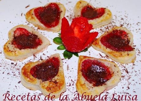 CORAZÓNES DE HOJALDRE Y FRESAS