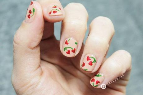 Nail art para uñas cortas con corazones para el día de los enamorados.