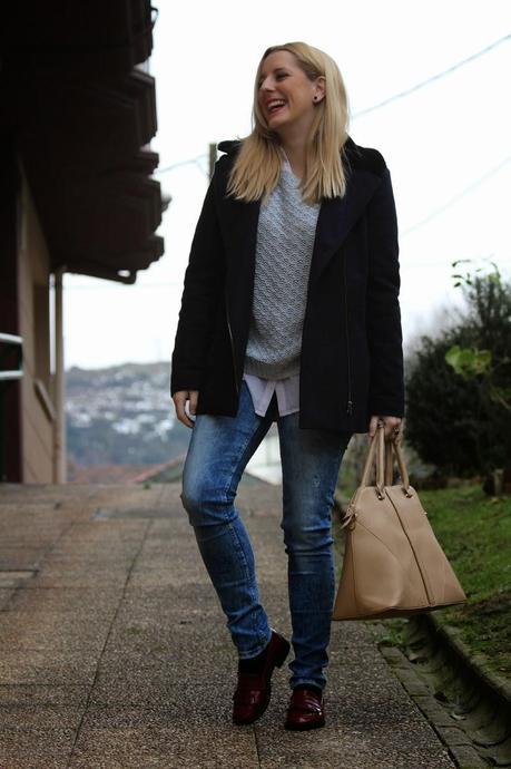 outfit_diario_patear_bilbao-jeans_rotos-mocasines_granates