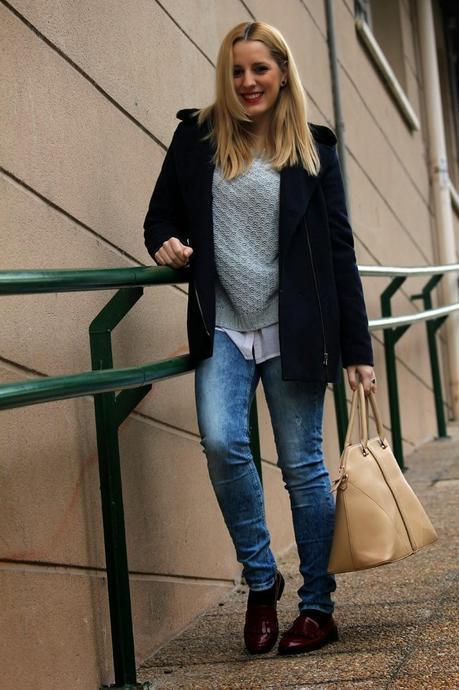 outfit_diario_patear_bilbao-jeans_rotos-mocasines_granates