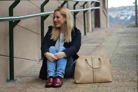 outfit_diario_patear_bilbao-jeans_rotos-mocasines_granates