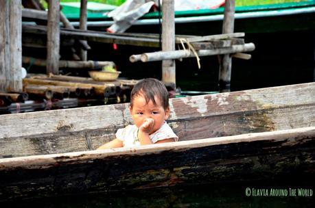 Bebé en barca en el lago Inle