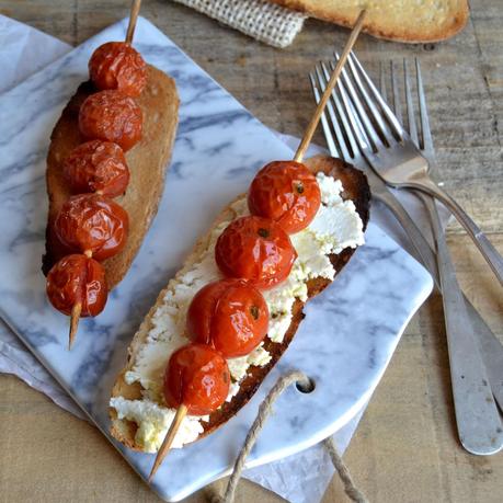 BRUSCHETTA DE TOMATES ASADOS Y FETA