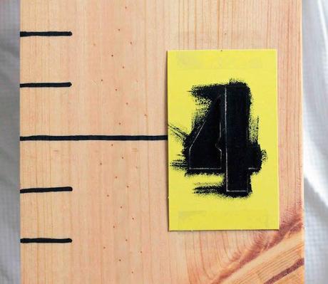 DIY Regla de pared para medir a los niños allfilledin