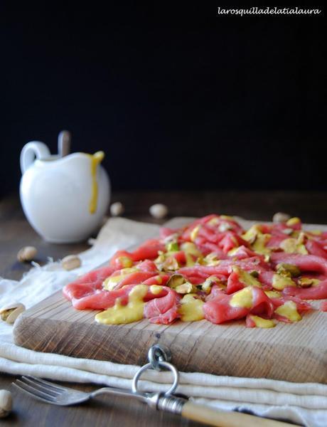 CARPACCIO DE TERNERA CON VINAGRETA DE MANGO Y PISTACHOS