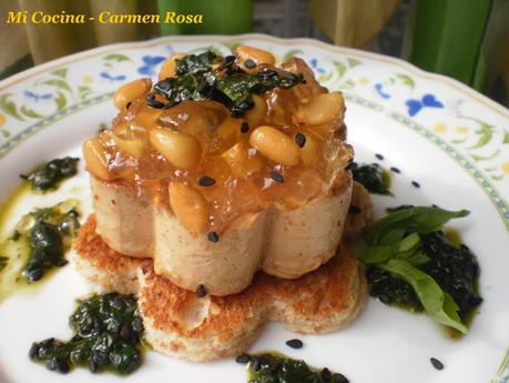 TOSTA DE PATE DE OCA, GELATINA DE VINO MOSCATEL Y PIÑONES CON AJONJOLI Y ACEITE DE ALBAHACA.