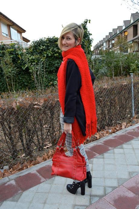 San Valentín. Woman in red.
