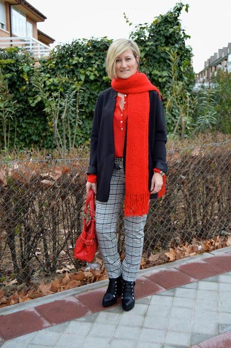 San Valentín. Woman in red.