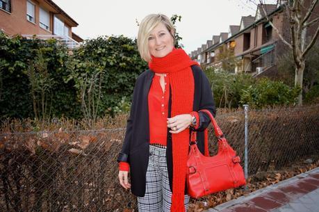 San Valentín. Woman in red.