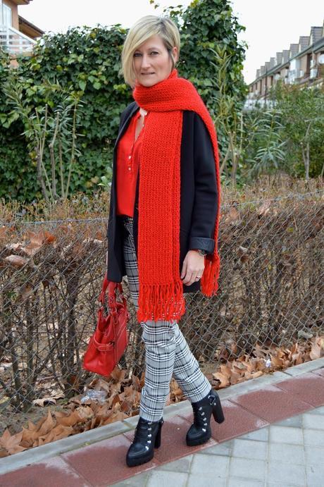 San Valentín. Woman in red.