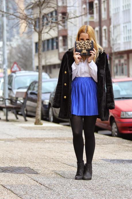 outfit_falda_azul_klein_leopardo