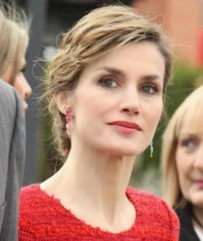Dña. Letizia vuelta al llamativo rojo en Freixenet, después de sus looks ejecutivos