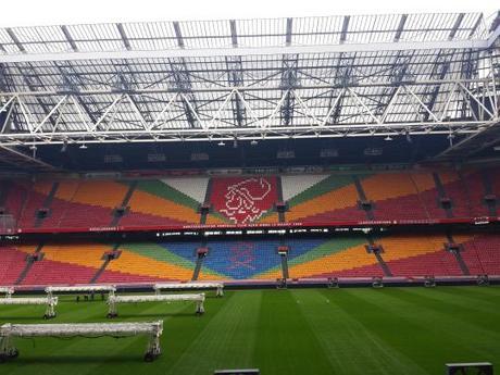 Graderío multicolor en el  “Amsterdam Arena”