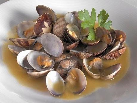 Almejas con salsa de cava