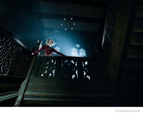 Elizabeth Olsen aterrorizada para Vs por Hunter & Gatti