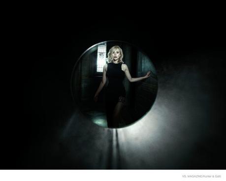 Elizabeth Olsen aterrorizada para Vs por Hunter & Gatti