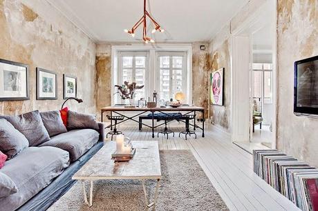 Paredes desgastadas y un sorprendente interior